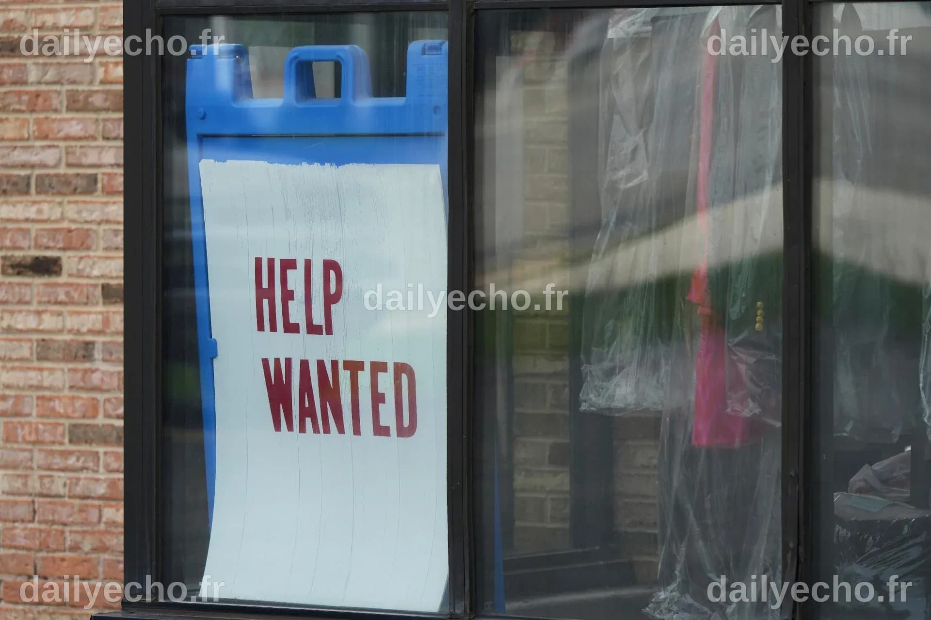 US applications for jobless benefits fell below 200,000 last week with ...