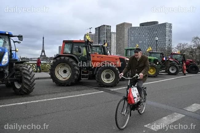 Colère des agriculteurs: des dizaines de tracteurs convergent dans ...